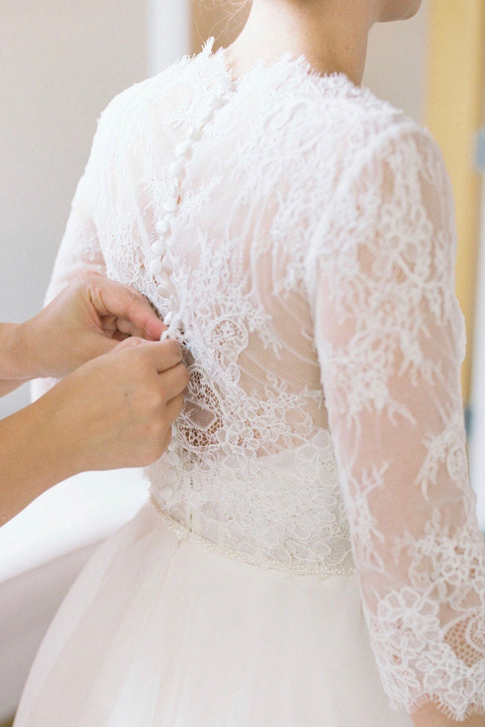 V-neckline Bolero in Delicate Alencon Lace